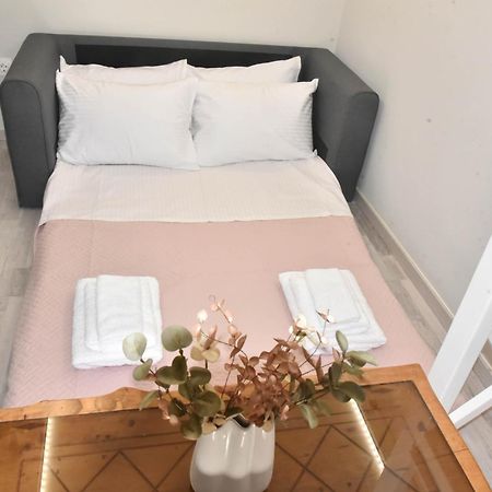 F K Apartments Артемида Екстериор снимка