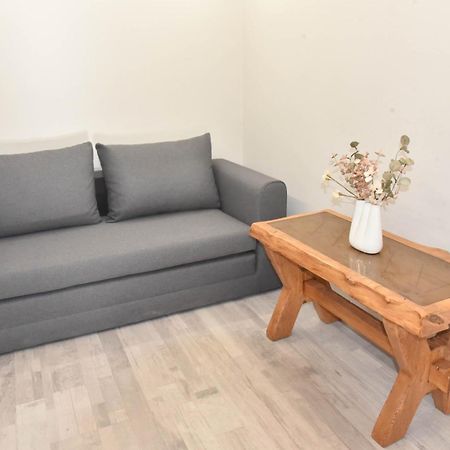 F K Apartments Артемида Екстериор снимка