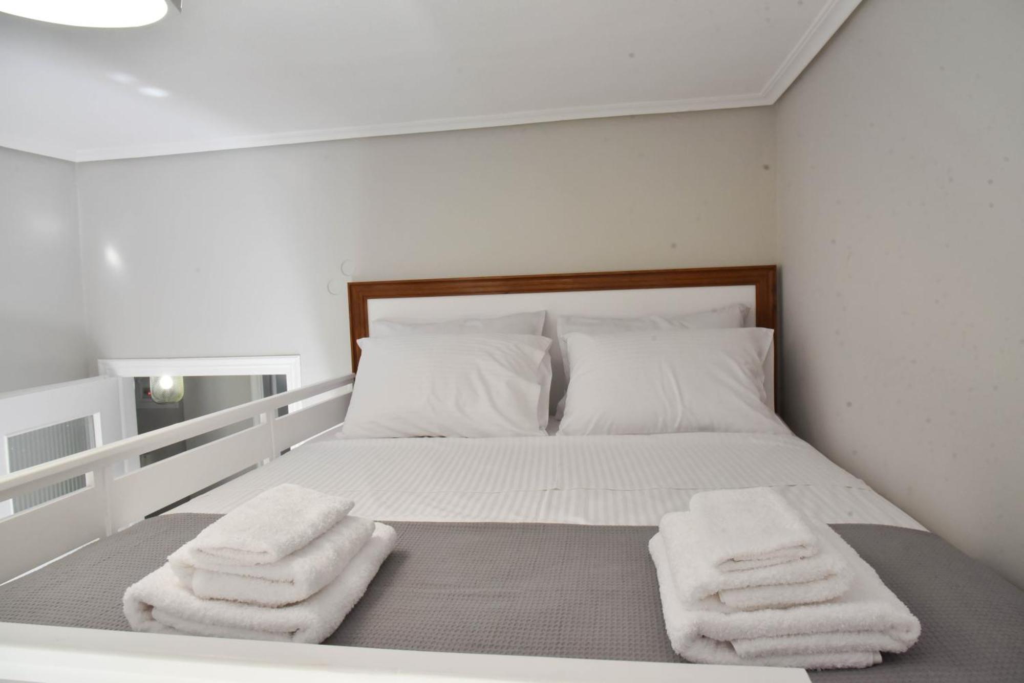 F K Apartments Артемида Екстериор снимка