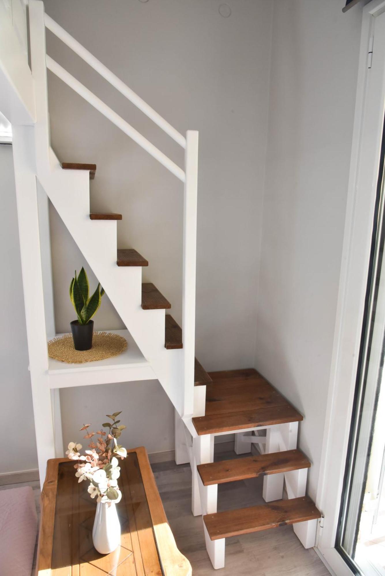 F K Apartments Артемида Екстериор снимка