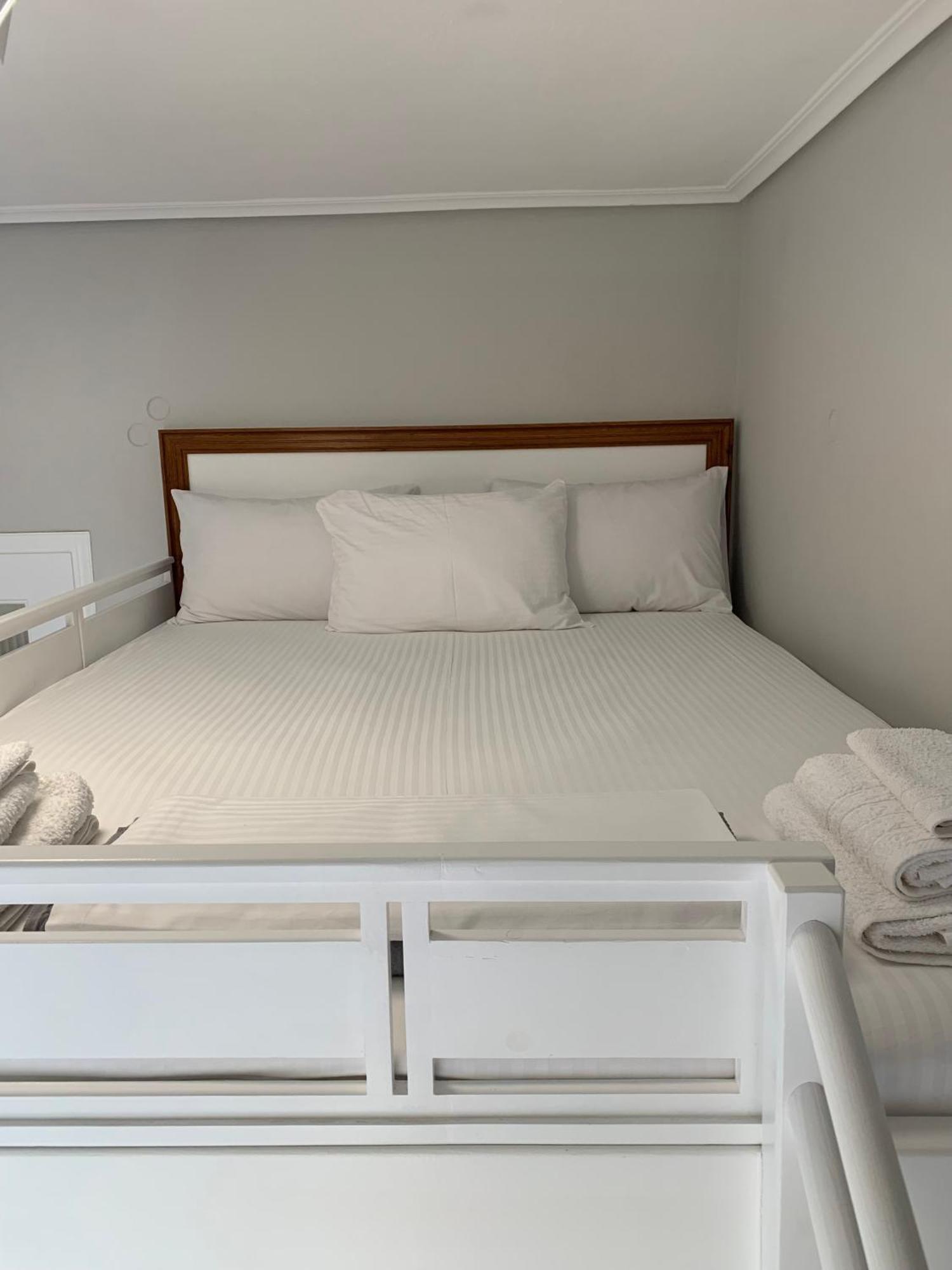 F K Apartments Артемида Екстериор снимка